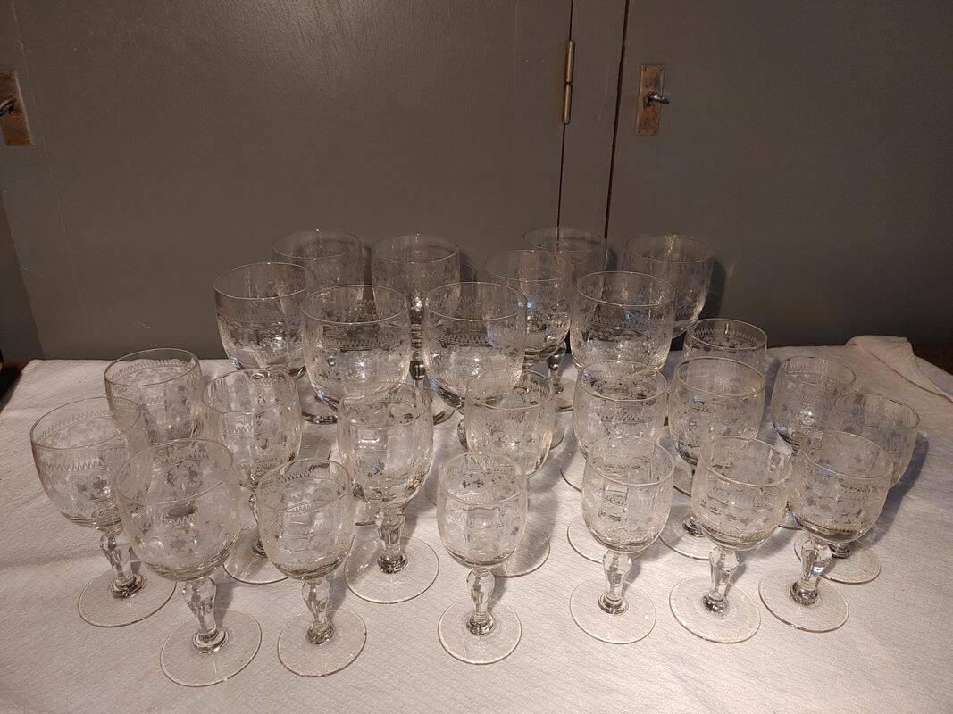 Verres anciens gravés - 6 eau - 6 vin - 6 apéritif