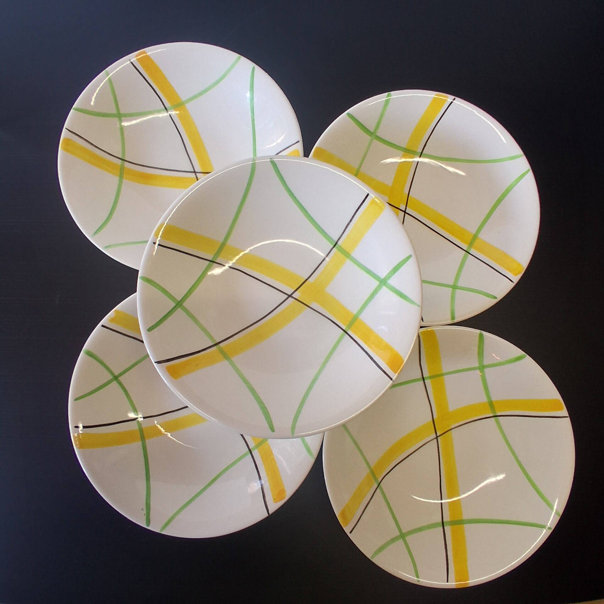 5 deep plates from Gien model "Sarabande" in good condition.