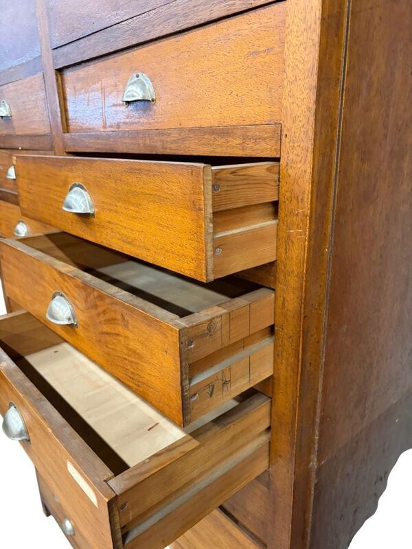 vintage armoire à tiroirs industrielle en bois / armoire d'archives