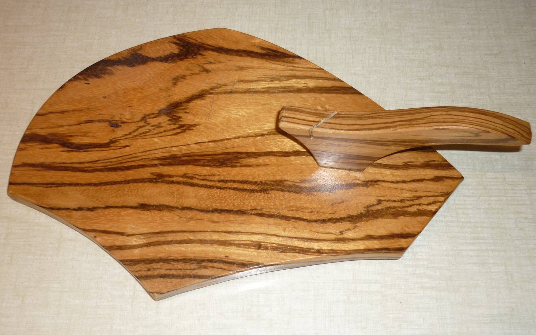 Veined wood cheese board