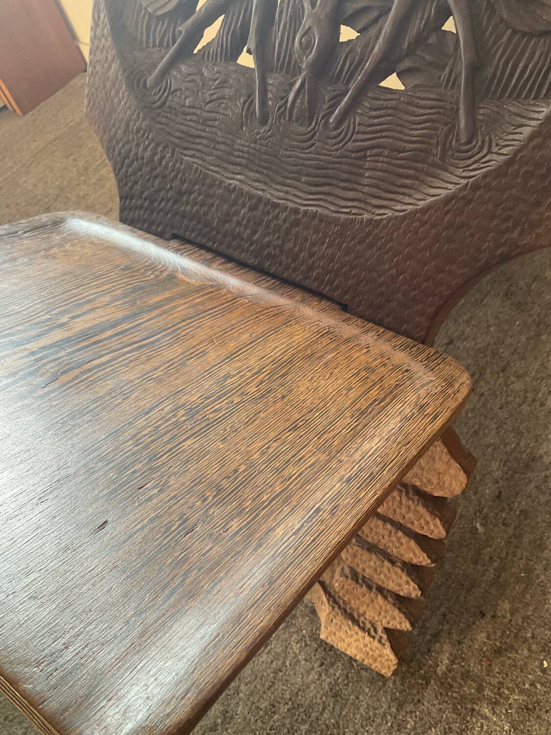 Chaise vintage à palabre en bois sculpté