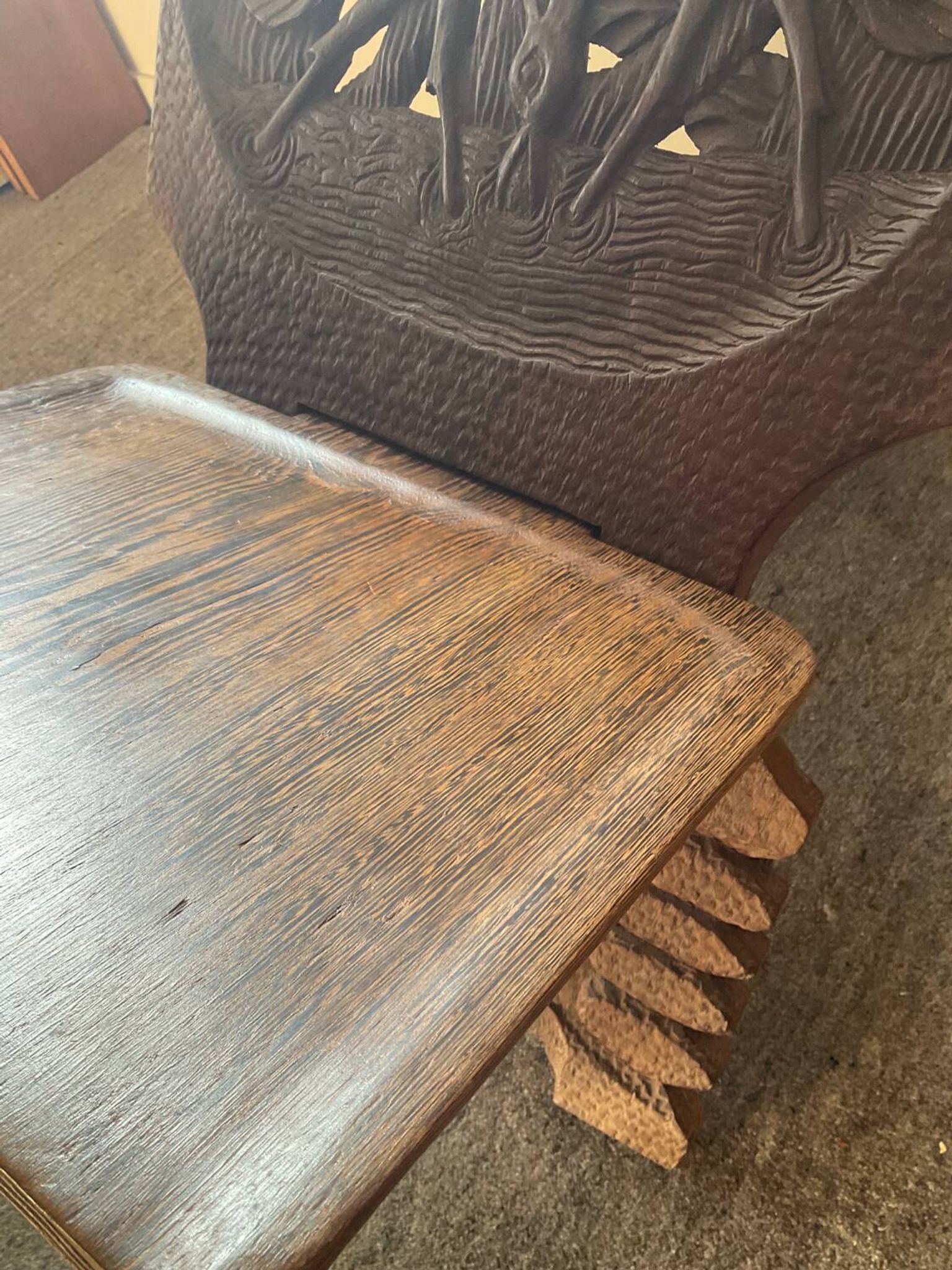 Chaise vintage à palabre en bois sculpté