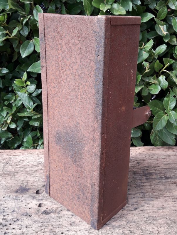 Metal crate with 2 compartments