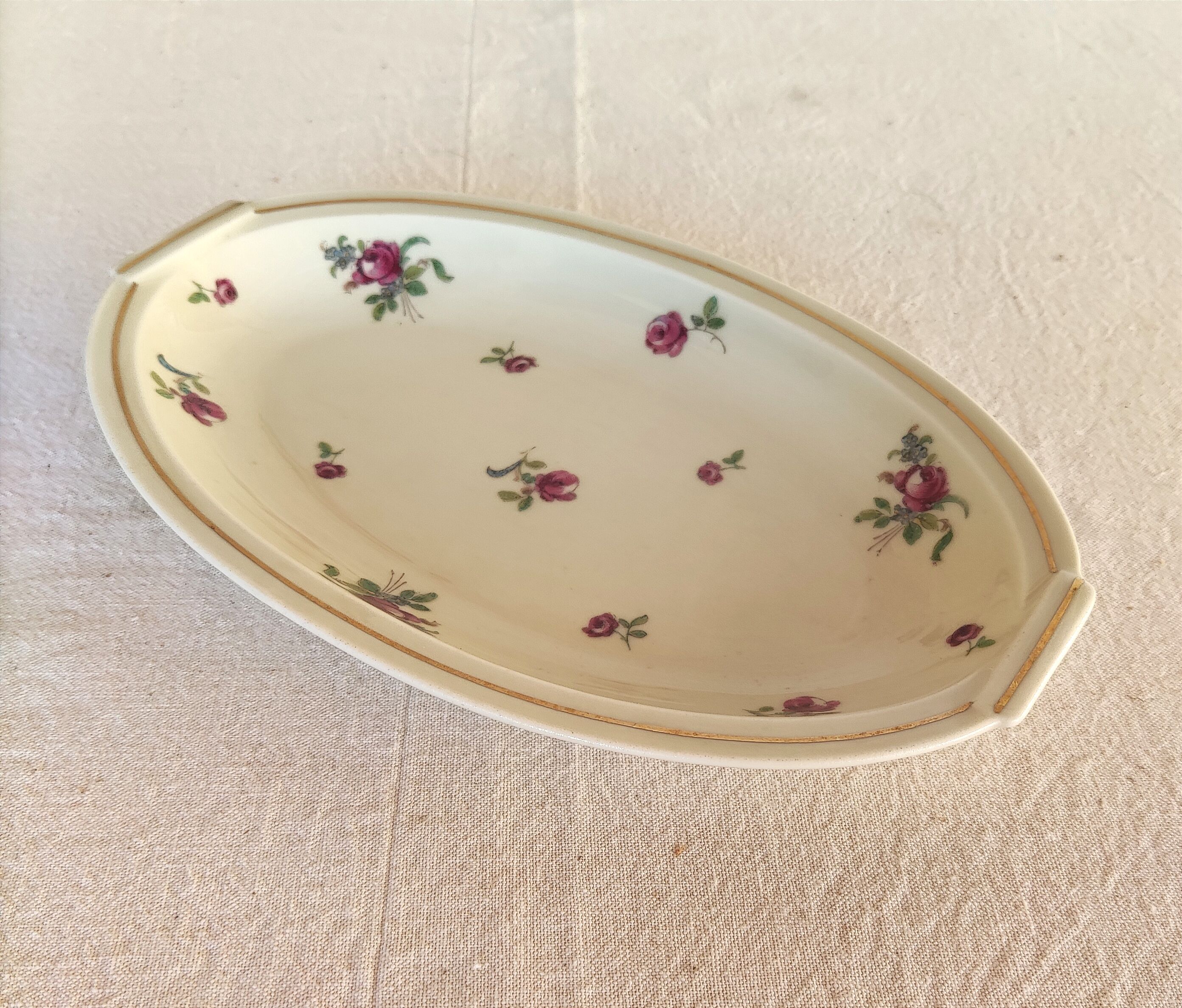 Ravier en porcelaine de Haviland décor aux roses rouges