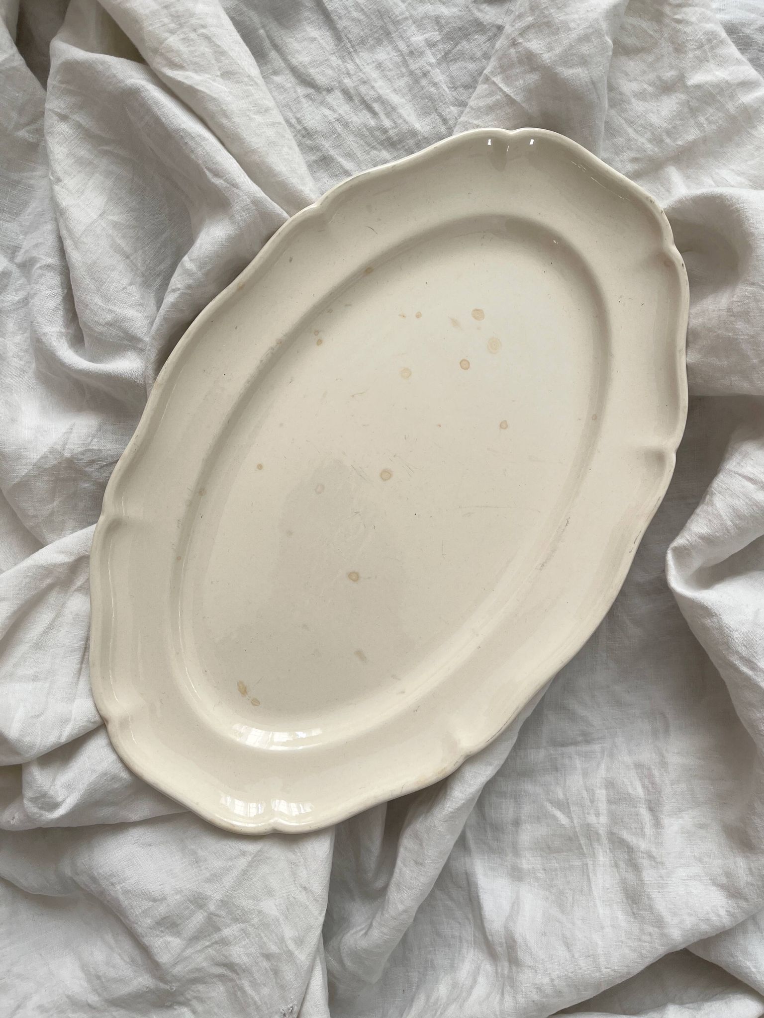 Plat ovale festonné en faïence ivoire Villeroy et Boch