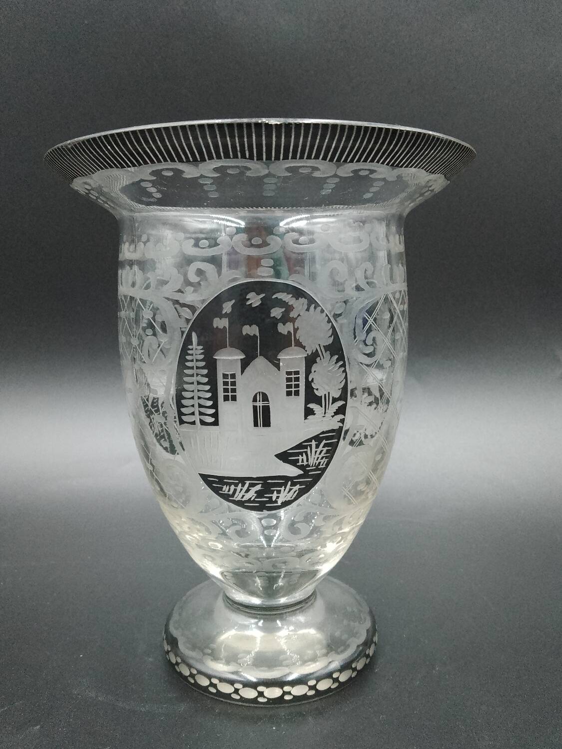 Early 20th century Bohemian vase in engraved crystal with castle and deer motifs