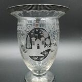 Early 20th century Bohemian vase in engraved crystal with castle and deer motifs