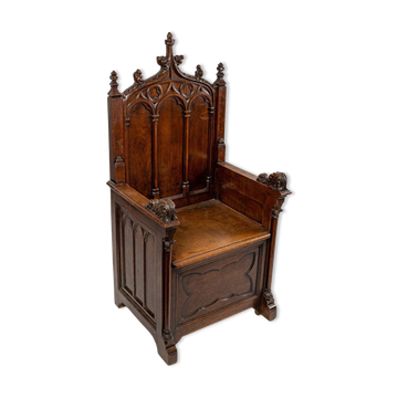 Fauteuil néogothique en noyer, XIXème siècle