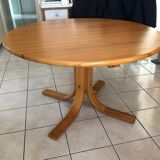 Rainer Daumiller extendable solid wood round table