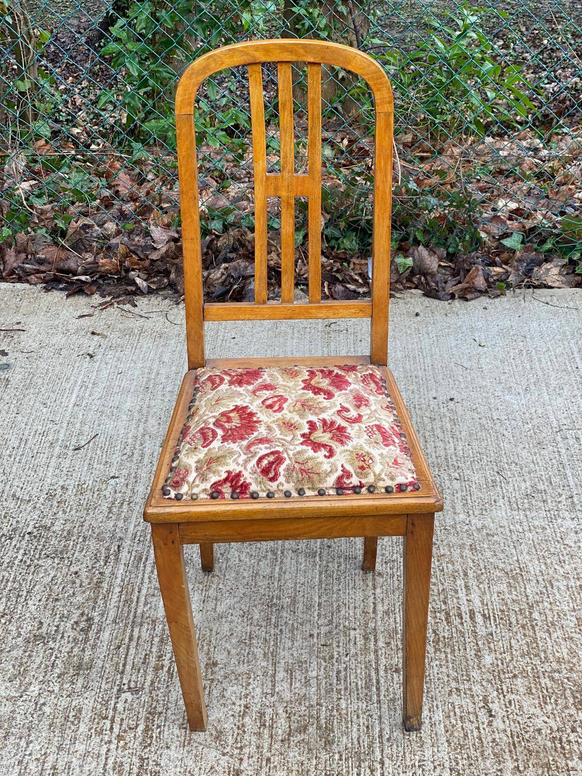 Chaise en bois et tapisserie brodée