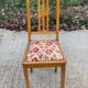 Chaise en bois et tapisserie brodée