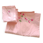 Nappe rose avec couronne de fleurs + 10 serviettes