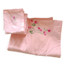 Nappe rose avec couronne de fleurs + 10 serviettes