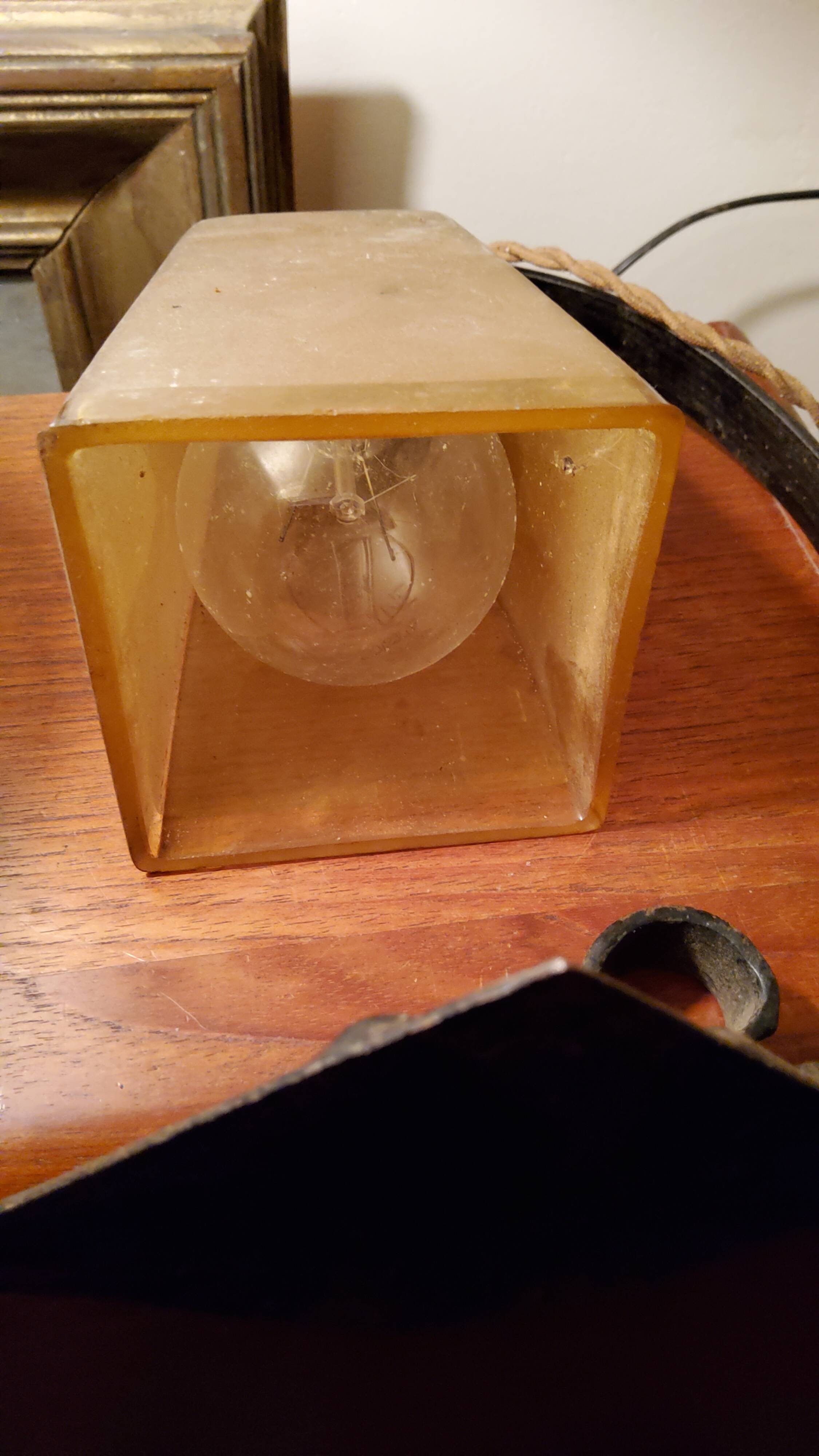 Lampe art déco des années 30 en fer forgé et tulipe en verre ambré