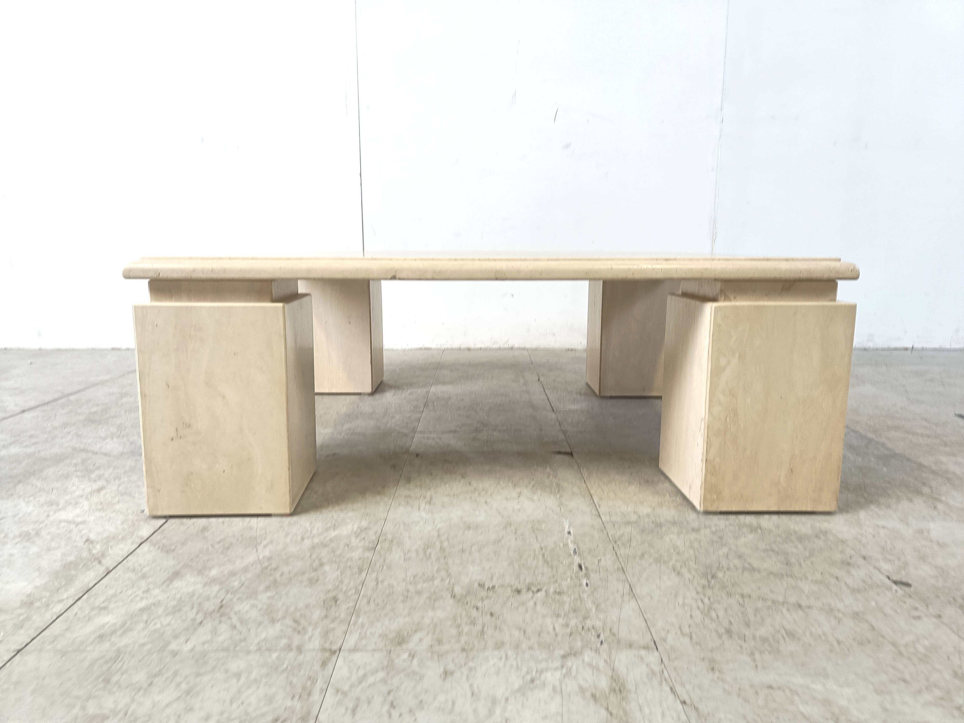 Table basse en travertin années 1970, Italie