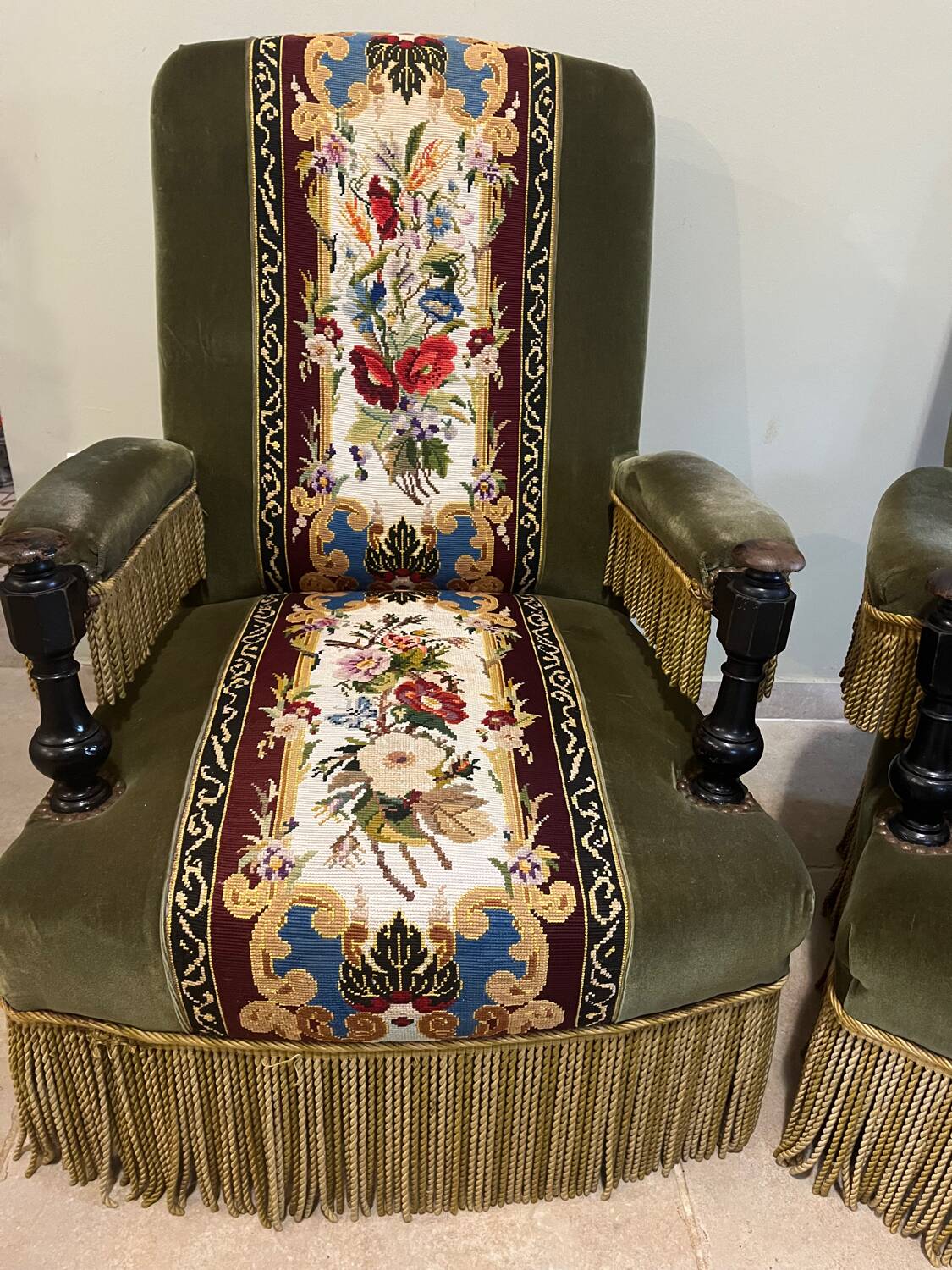 Paire de fauteuils en velours et tapisserie