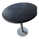 Round standing table