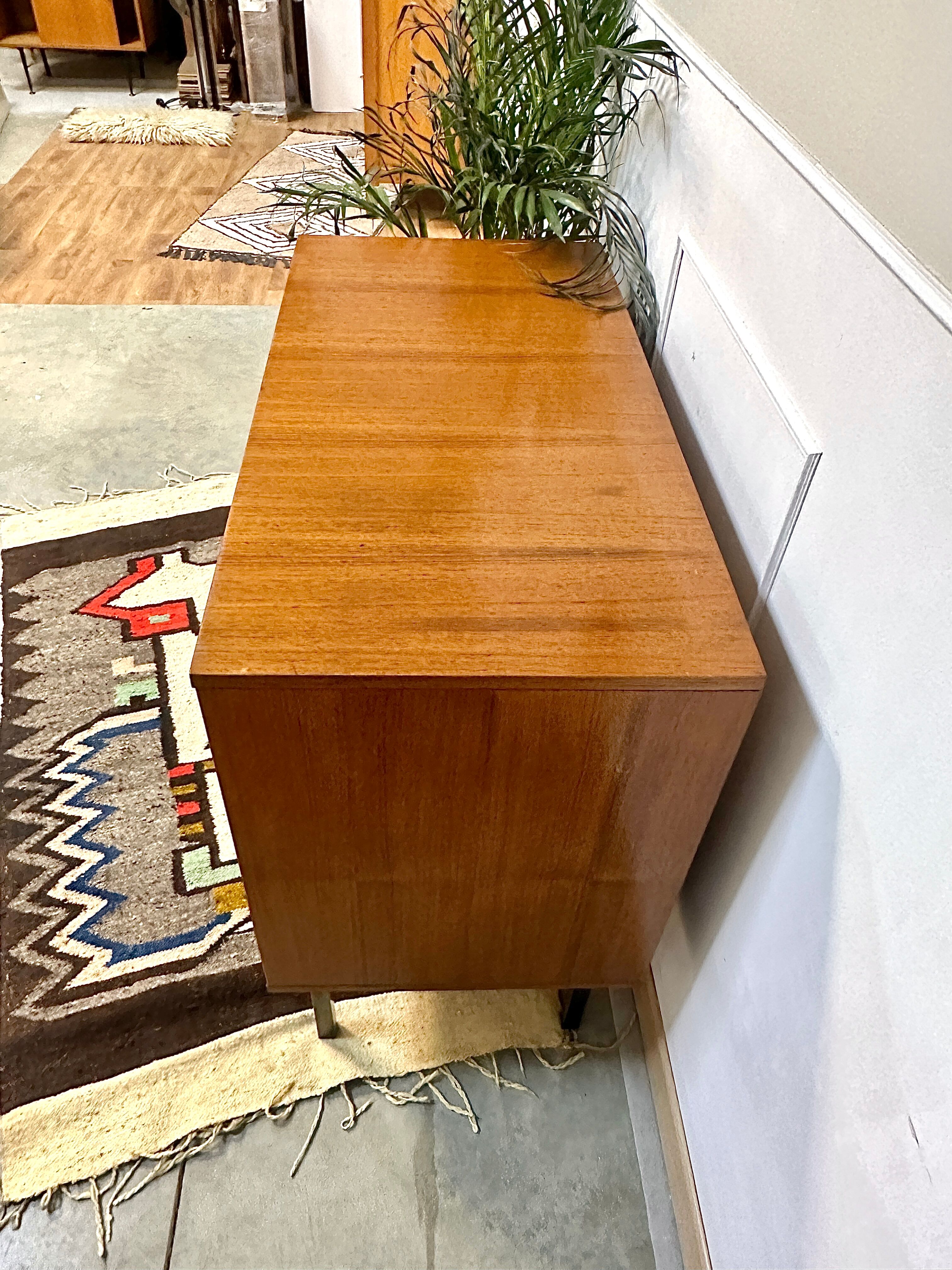 Meuble de rangement scandinave / vitrine