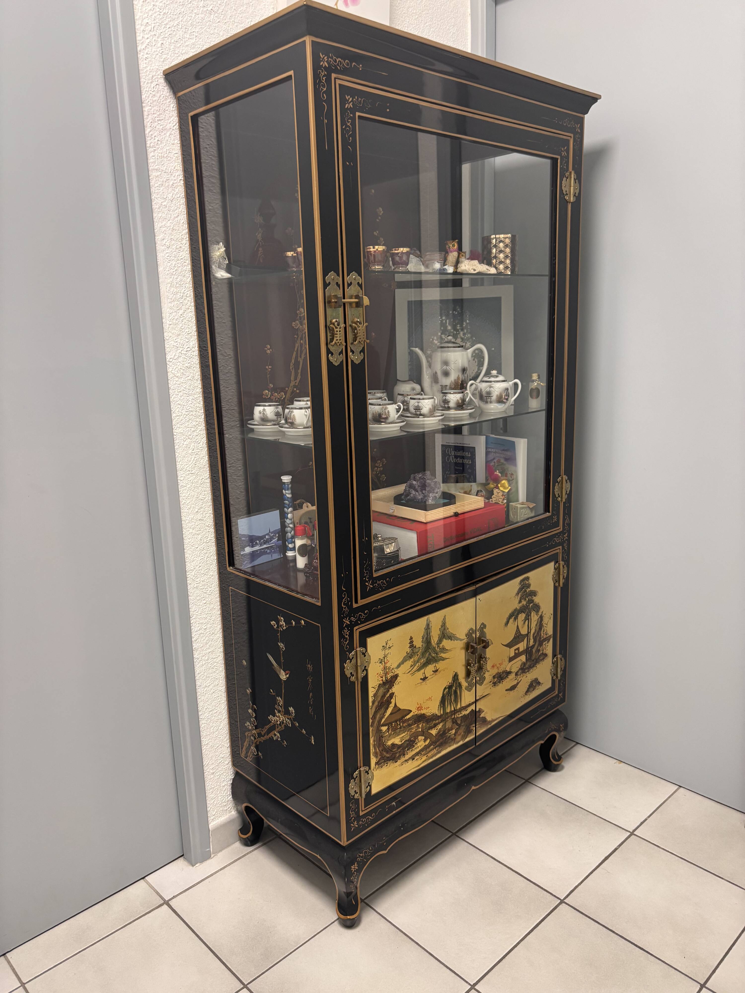 Large Asian Showcase in Black and Gold Lacquer - Display Cabinet