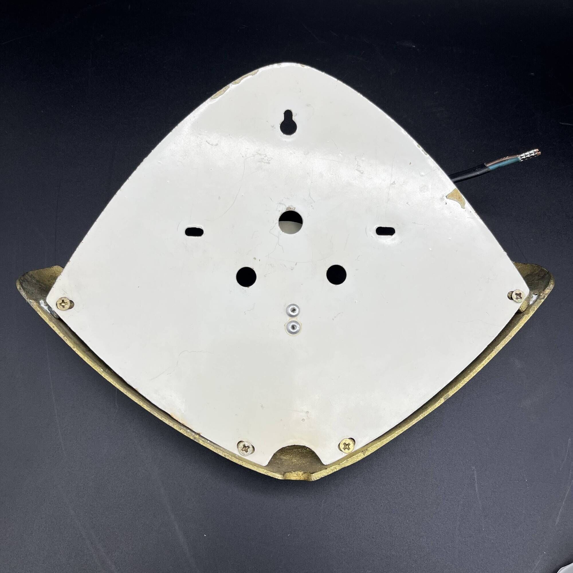 Shell wall light in gilded brass and frosted pressed glass Art Deco style