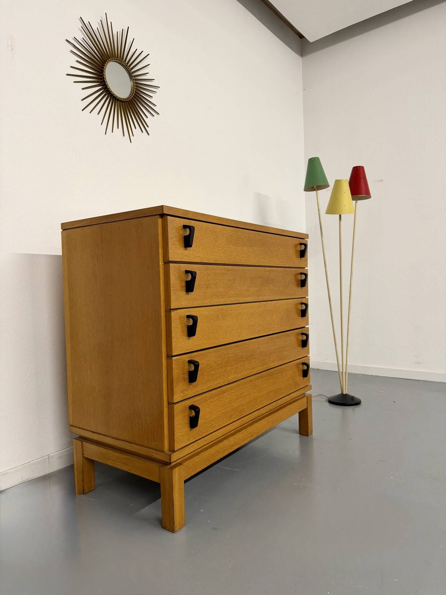 Vintage chest of drawers with 5 drawers in light wood, French design from the 60s/70s.
