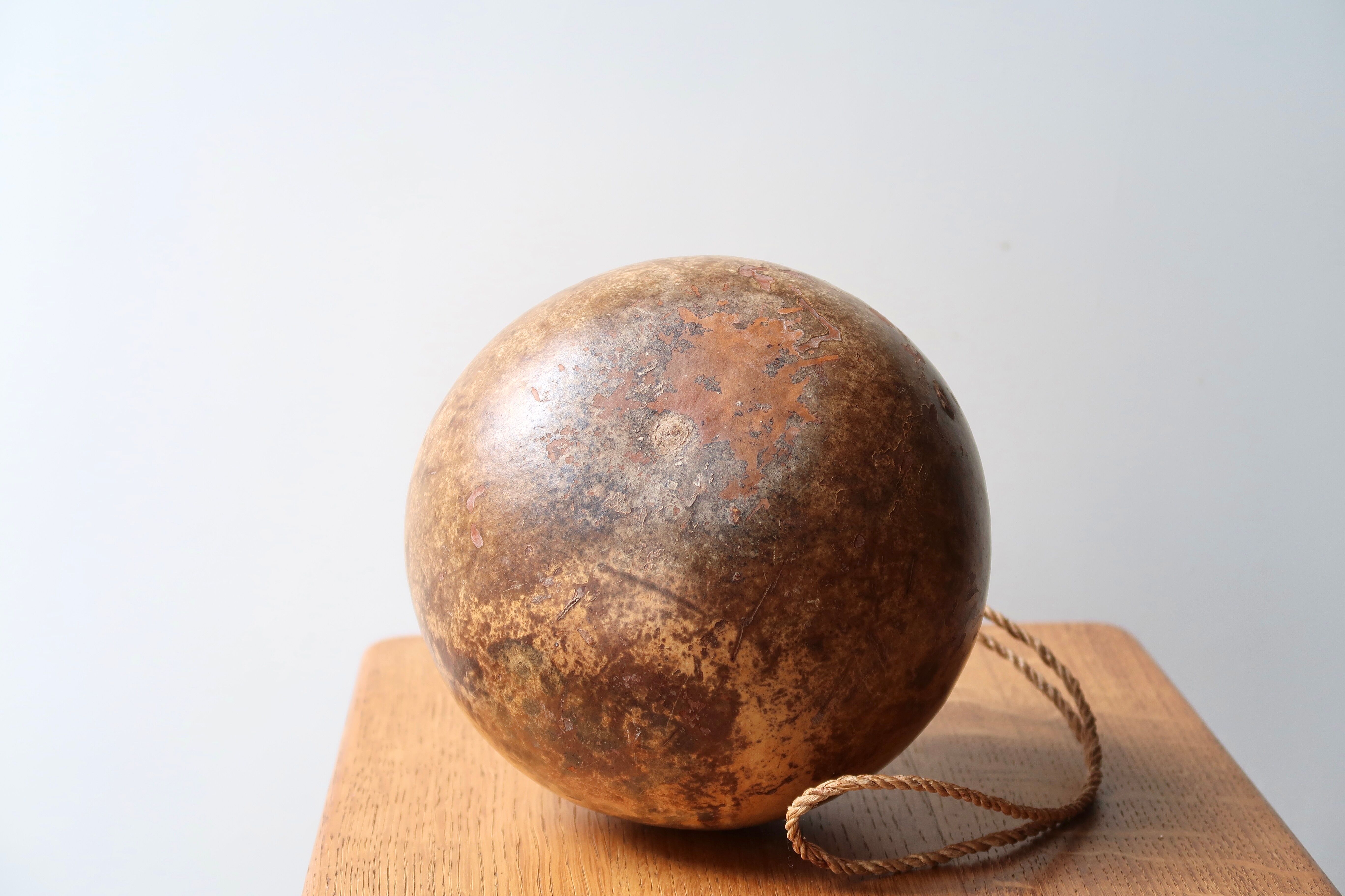 Vase calebasse en bois avec corde, années 50