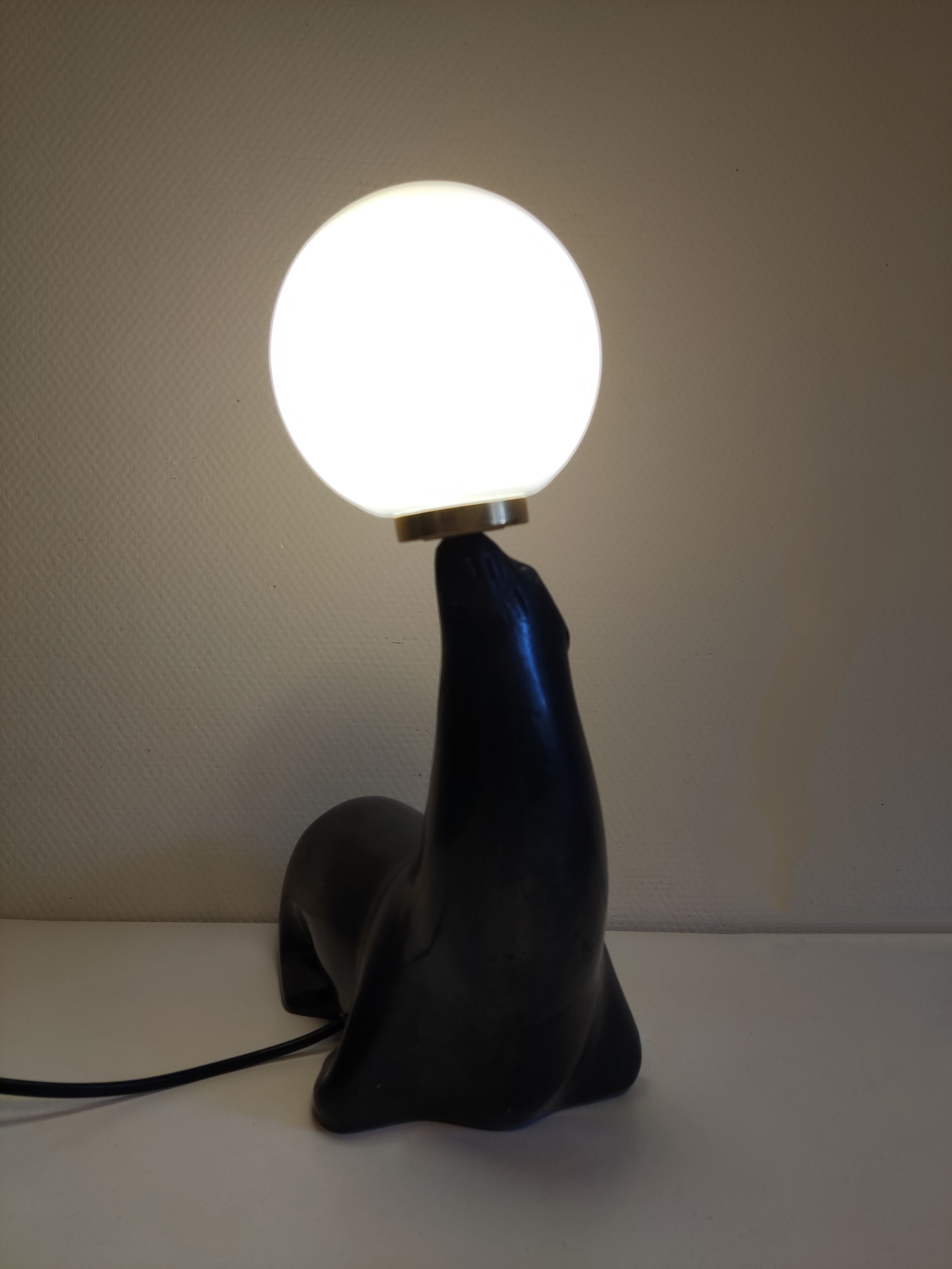 Lampe otarie noire irisée bleue en terre cuite