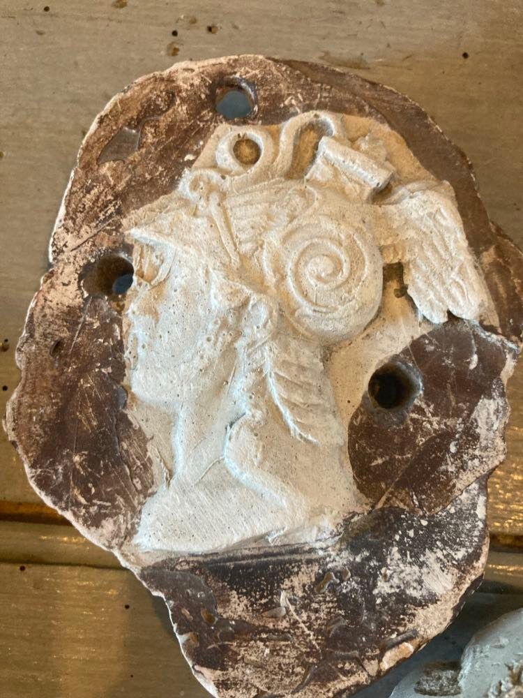 Lot bas-relief in plaster