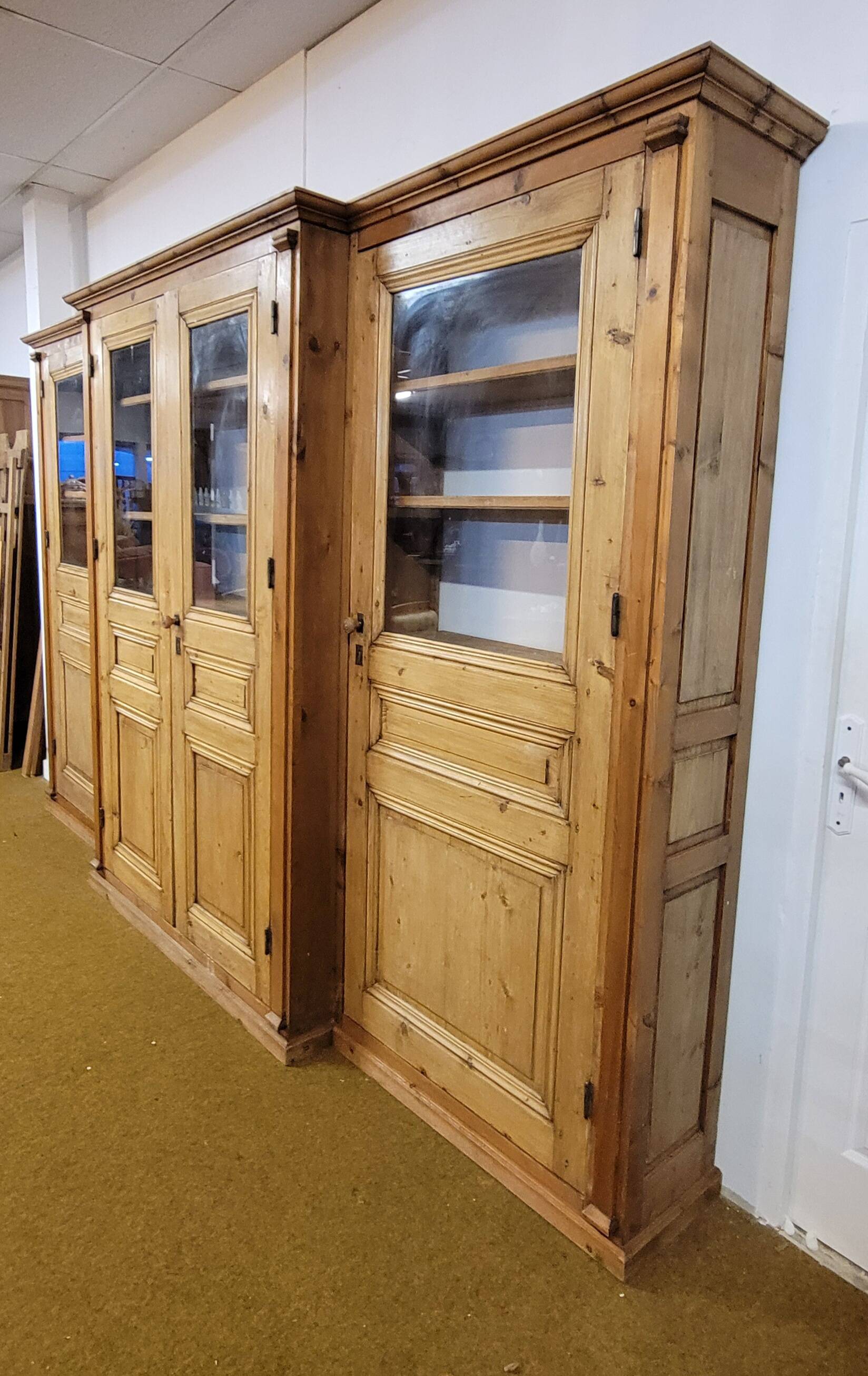 Monumental library of pine wood, from the 19th century.