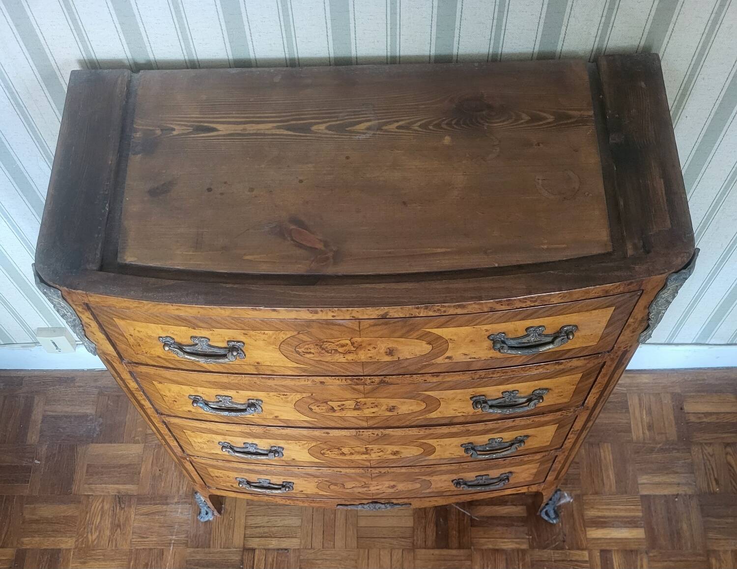 Chest of drawers with 4 drawers in Louis XV style