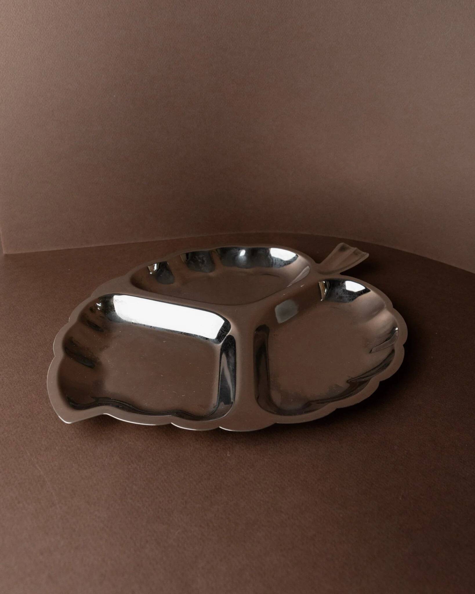 Silver-plated metal leaf-shaped tray with three compartments, Hollywood Regency Italian 1970s, elegant serving platter
