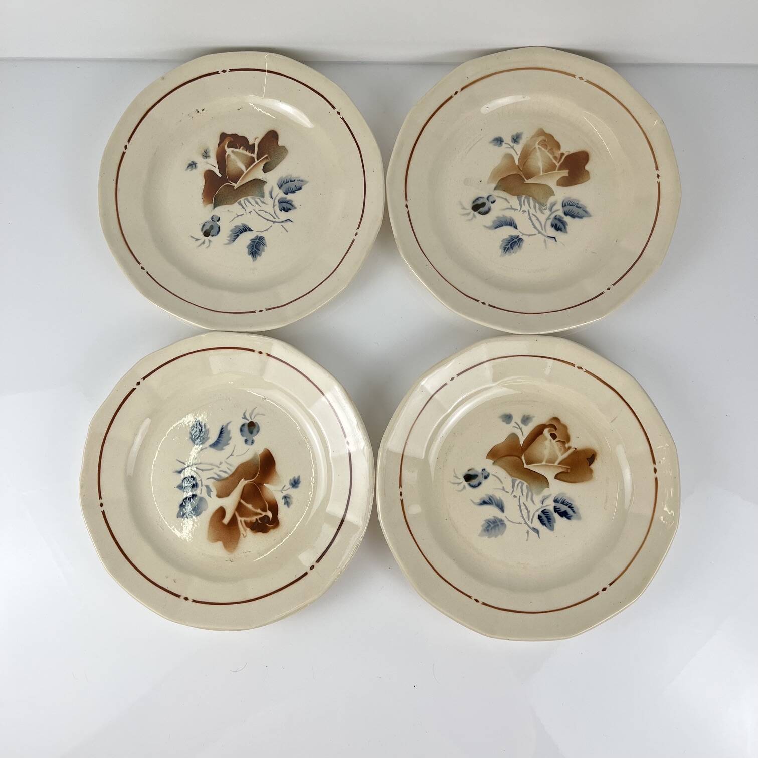 Set of 4 flat plates Sarreguemines flower pattern, first half of the 20th century.