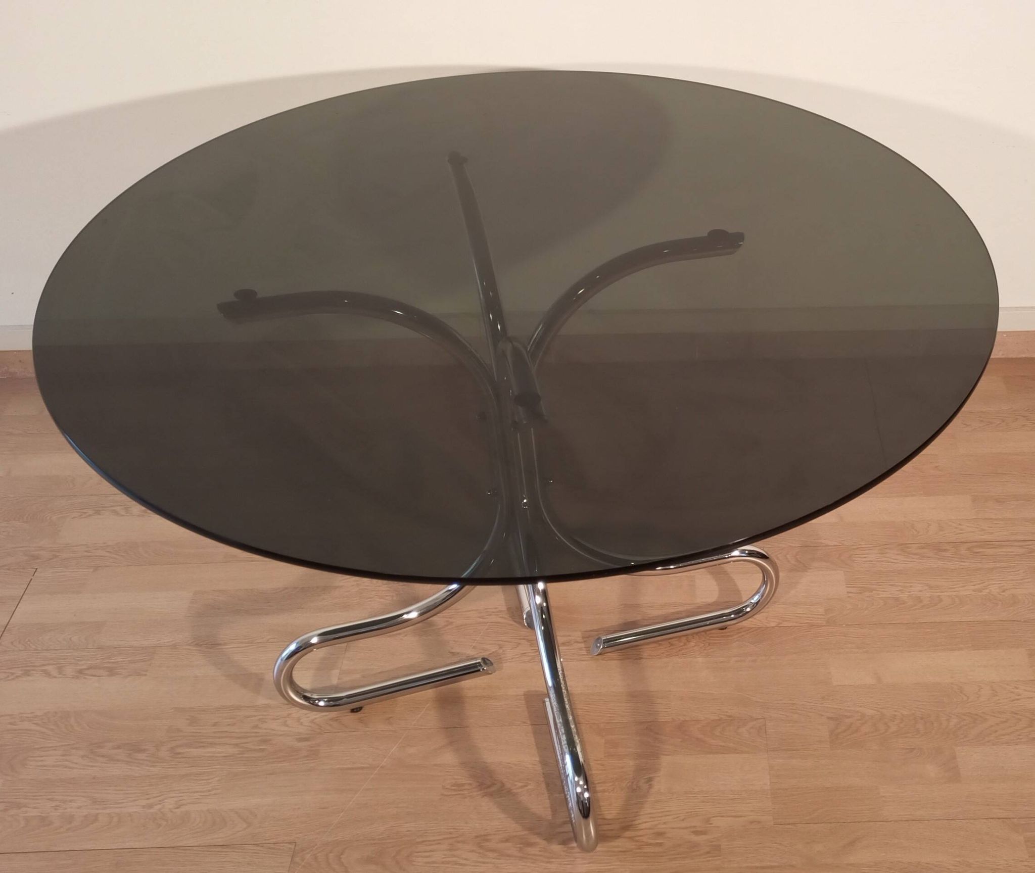 Table basse italienne du milieu du siècle en chrome et acier avec plateau rond en verre fumé, années 1960