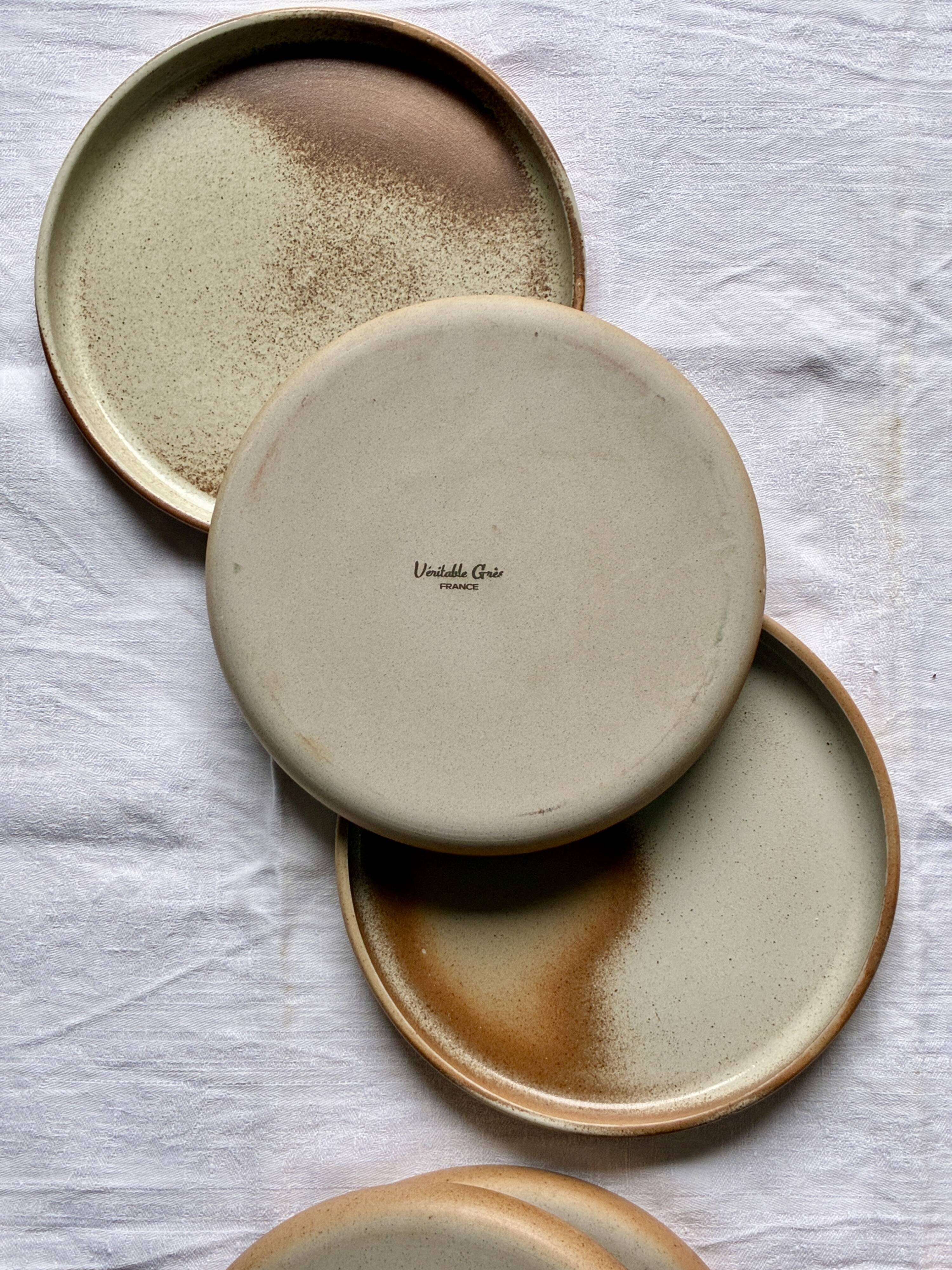 Flat stoneware plates