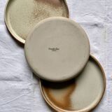 Flat stoneware plates