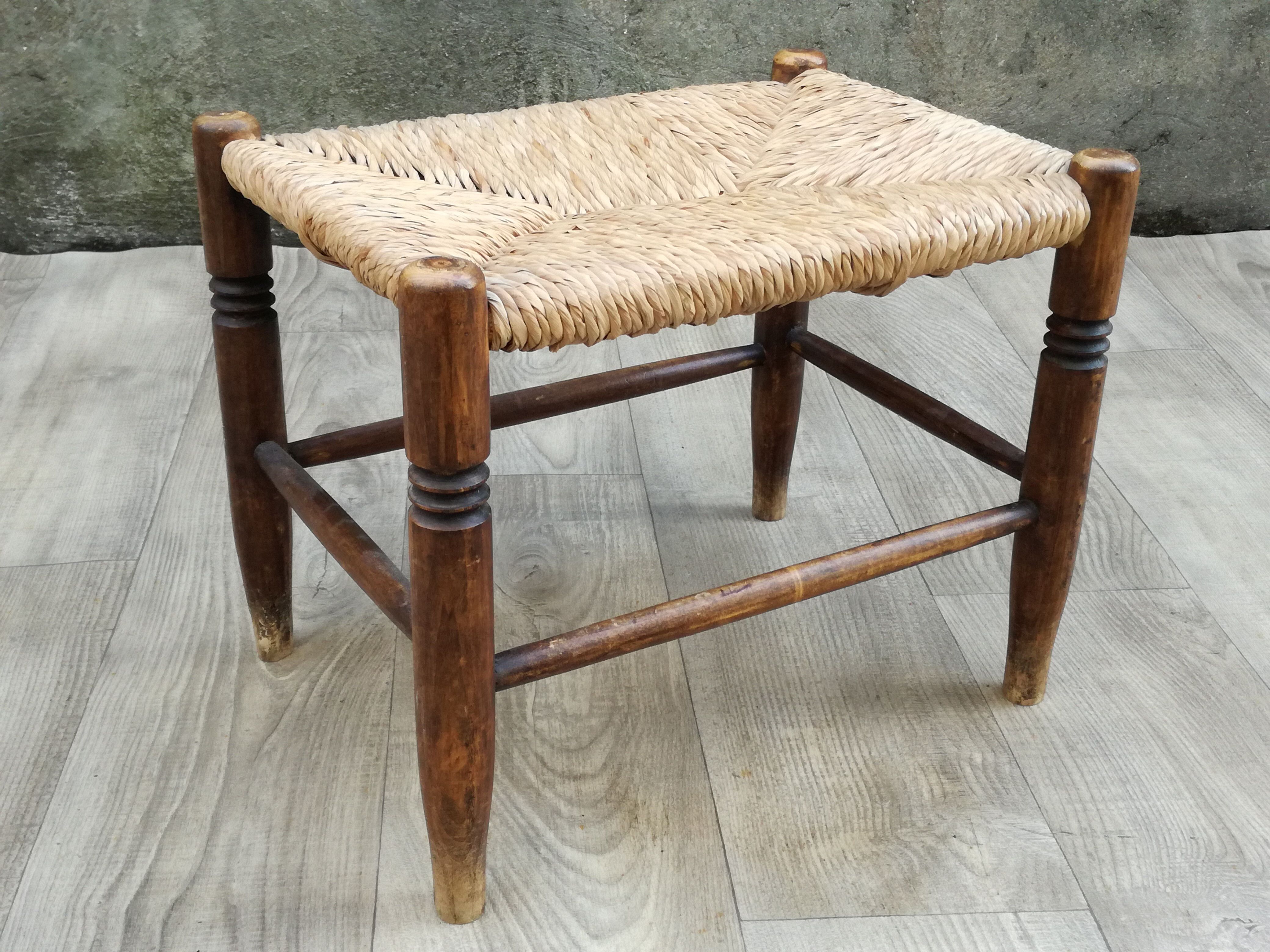 Tabouret vintage en bois et paille