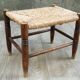 Tabouret vintage en bois et paille