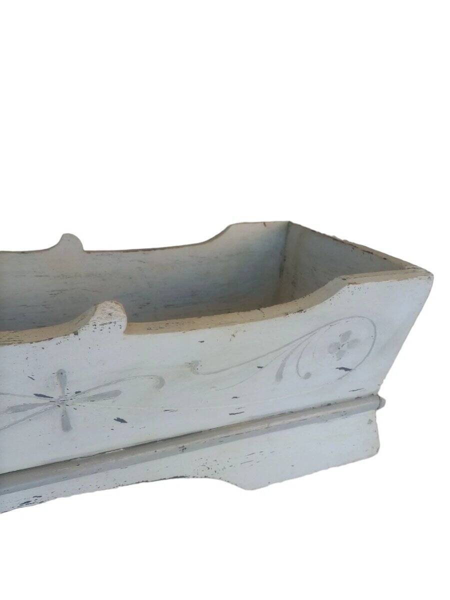 Antique painted wooden jardinière in the Liberty style, shaped and engraved.