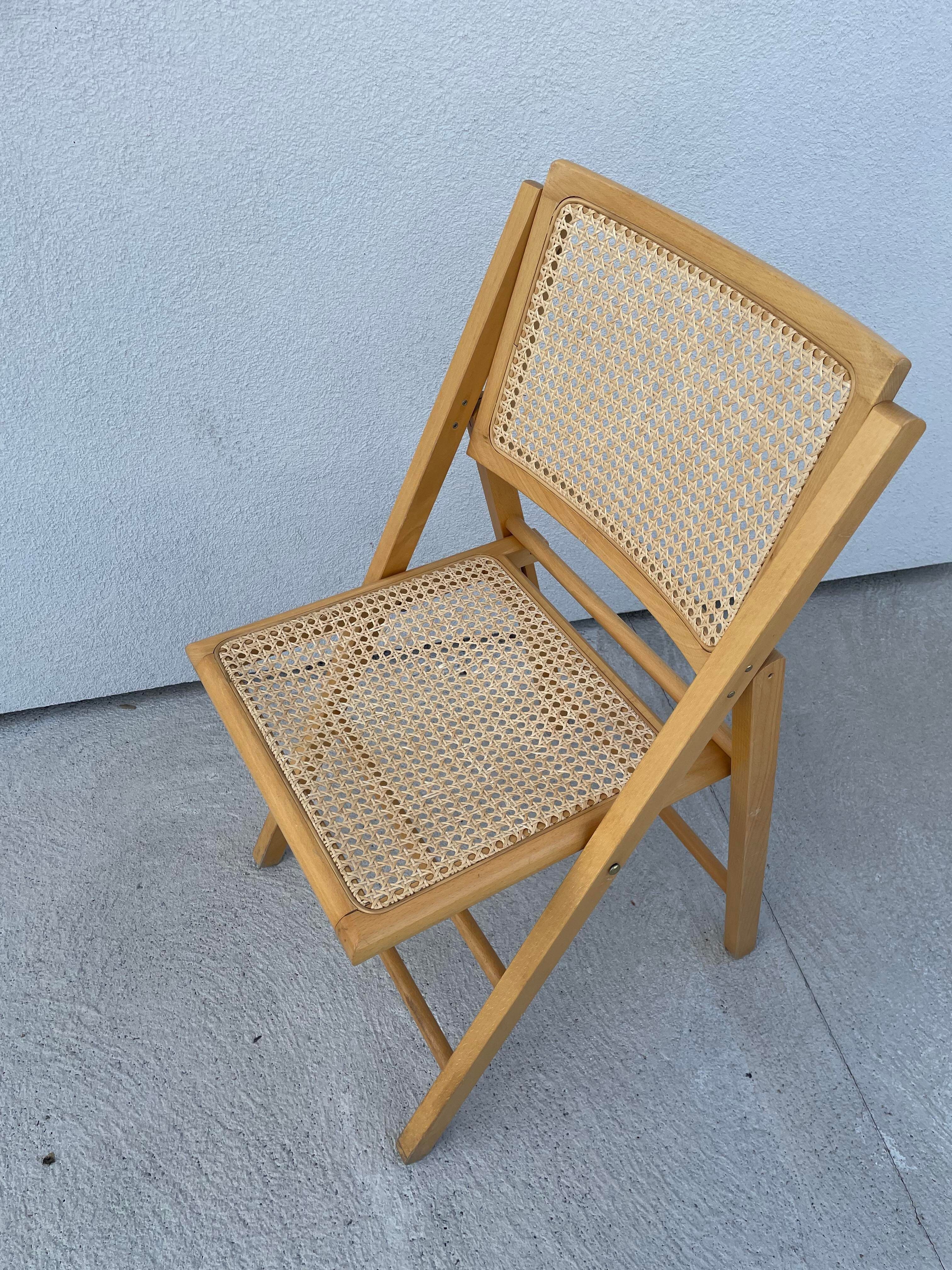 Folding chair in cannage