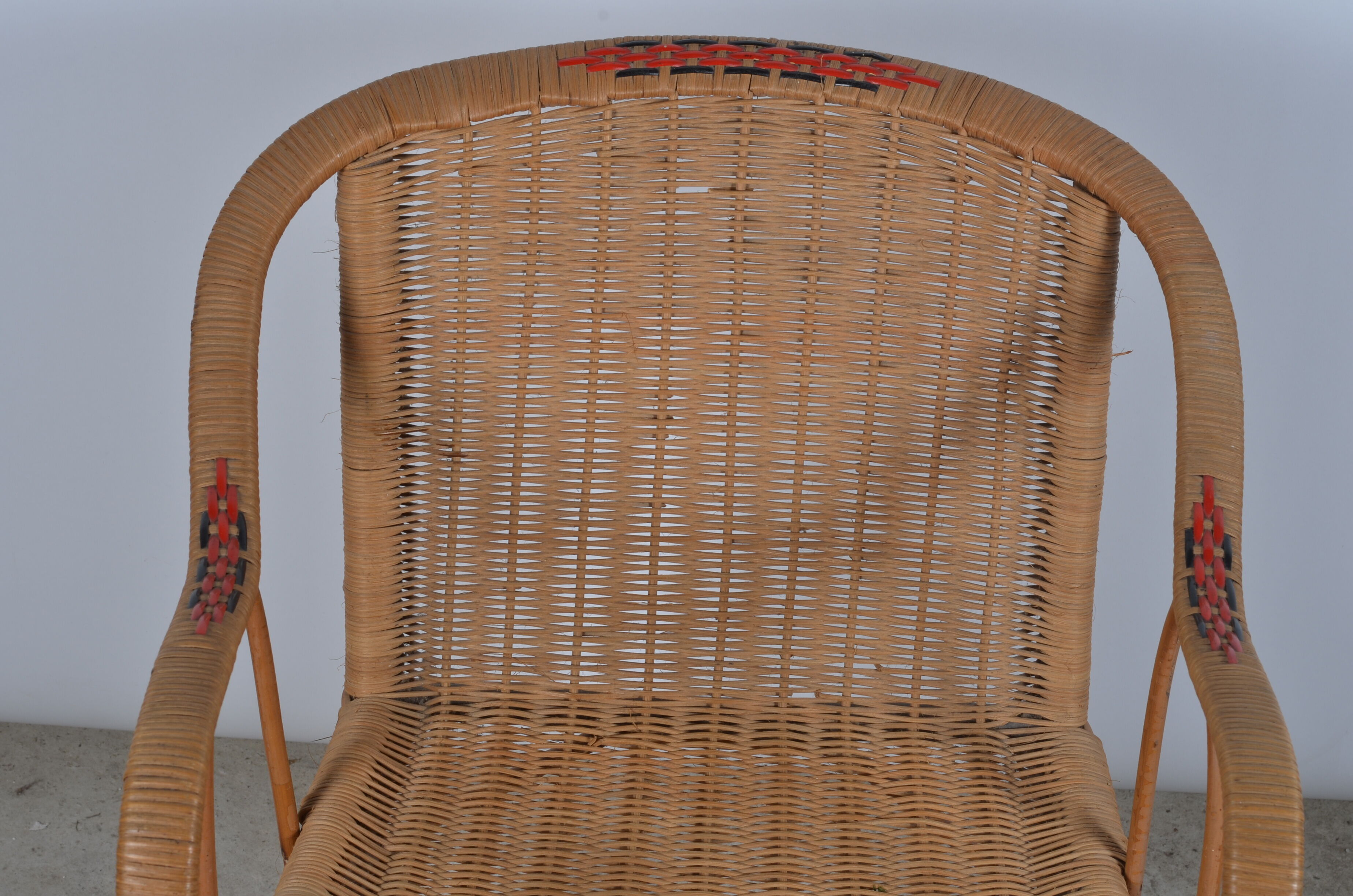 Rattan armchair and adult scoubidou