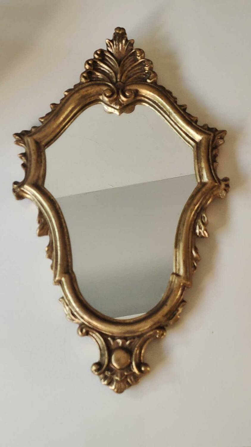 Classic Baroque/Louis XV style mirror. In old gold patinated wood. Palmette/Scroll/Blazon motif decor. Dim 46 x 27 cm