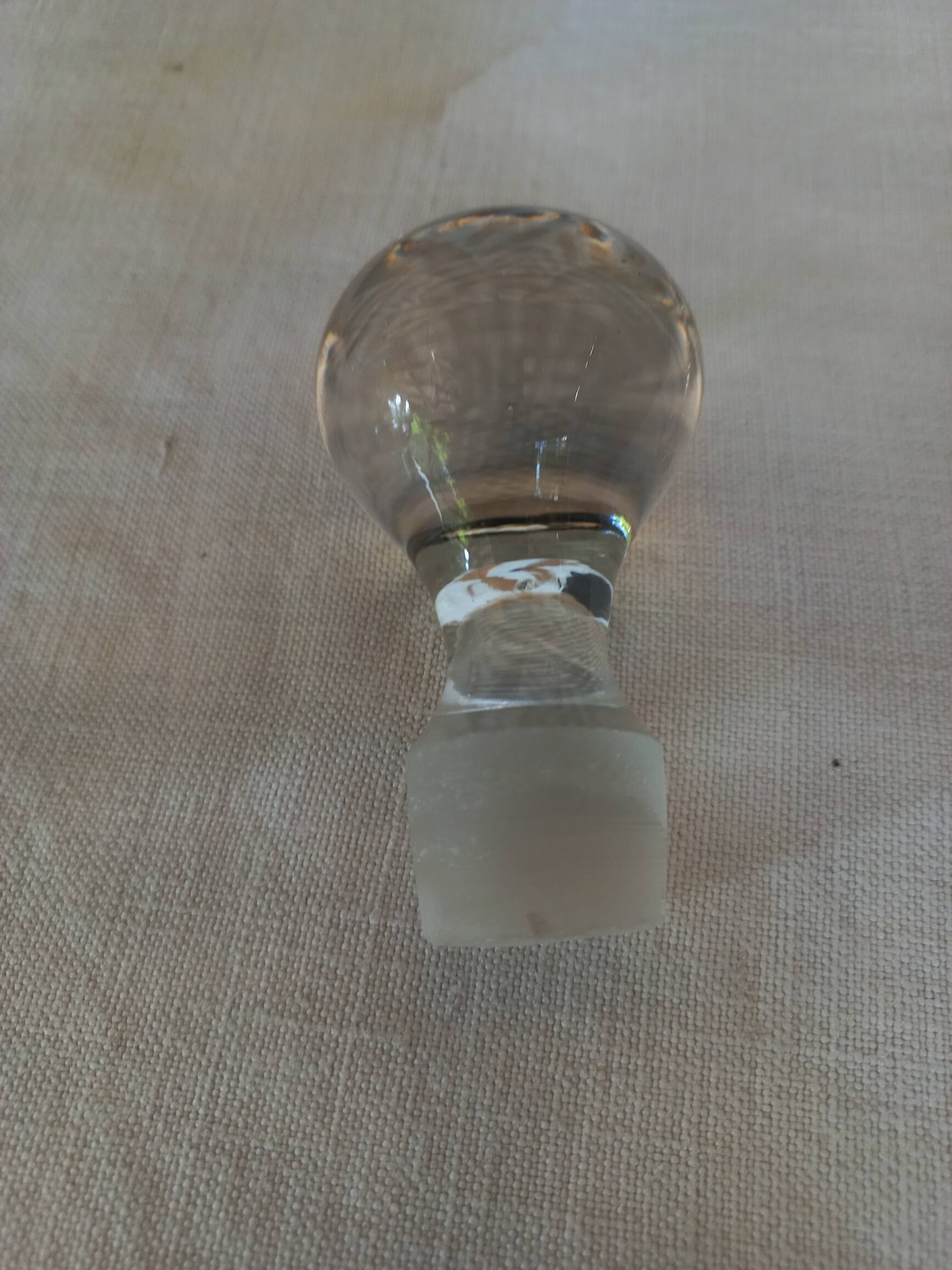 Round carafe in chiseled glass