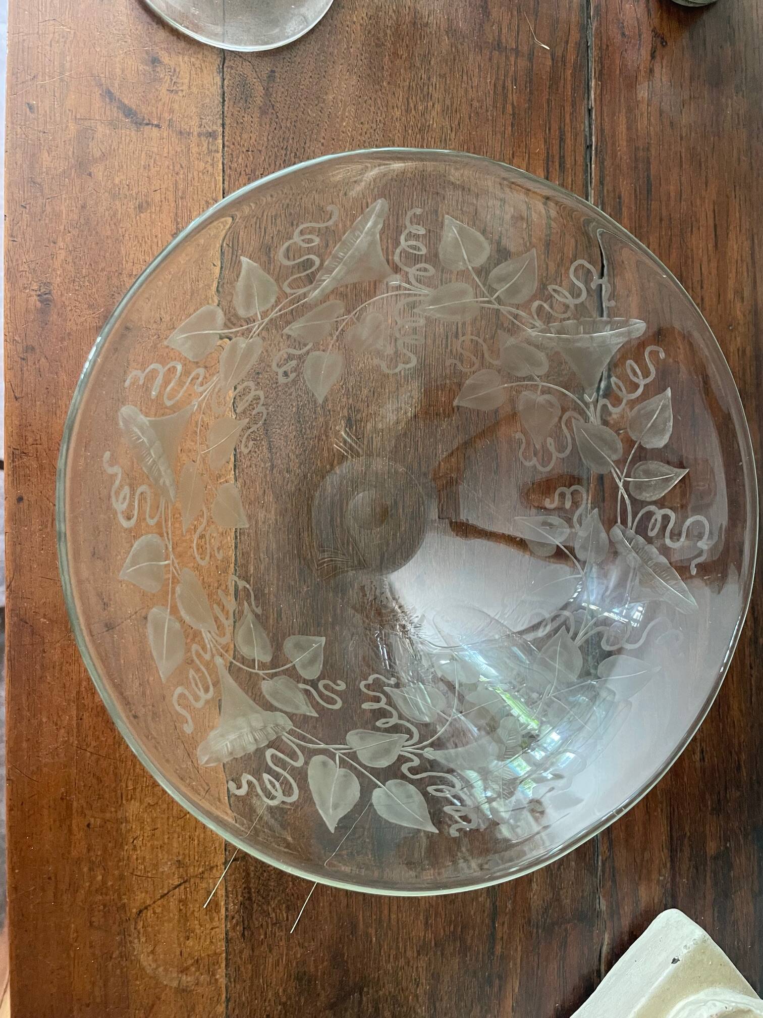 Antique bowl or salad bowl in engraved crystal, floral motif, signed "Delvaux P"