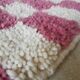 Tapis berbère Béni Ouarain à damiers rose et blanc