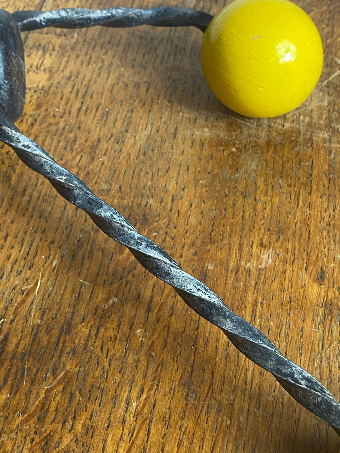Patére en fer forgé torsadé et boules en bois