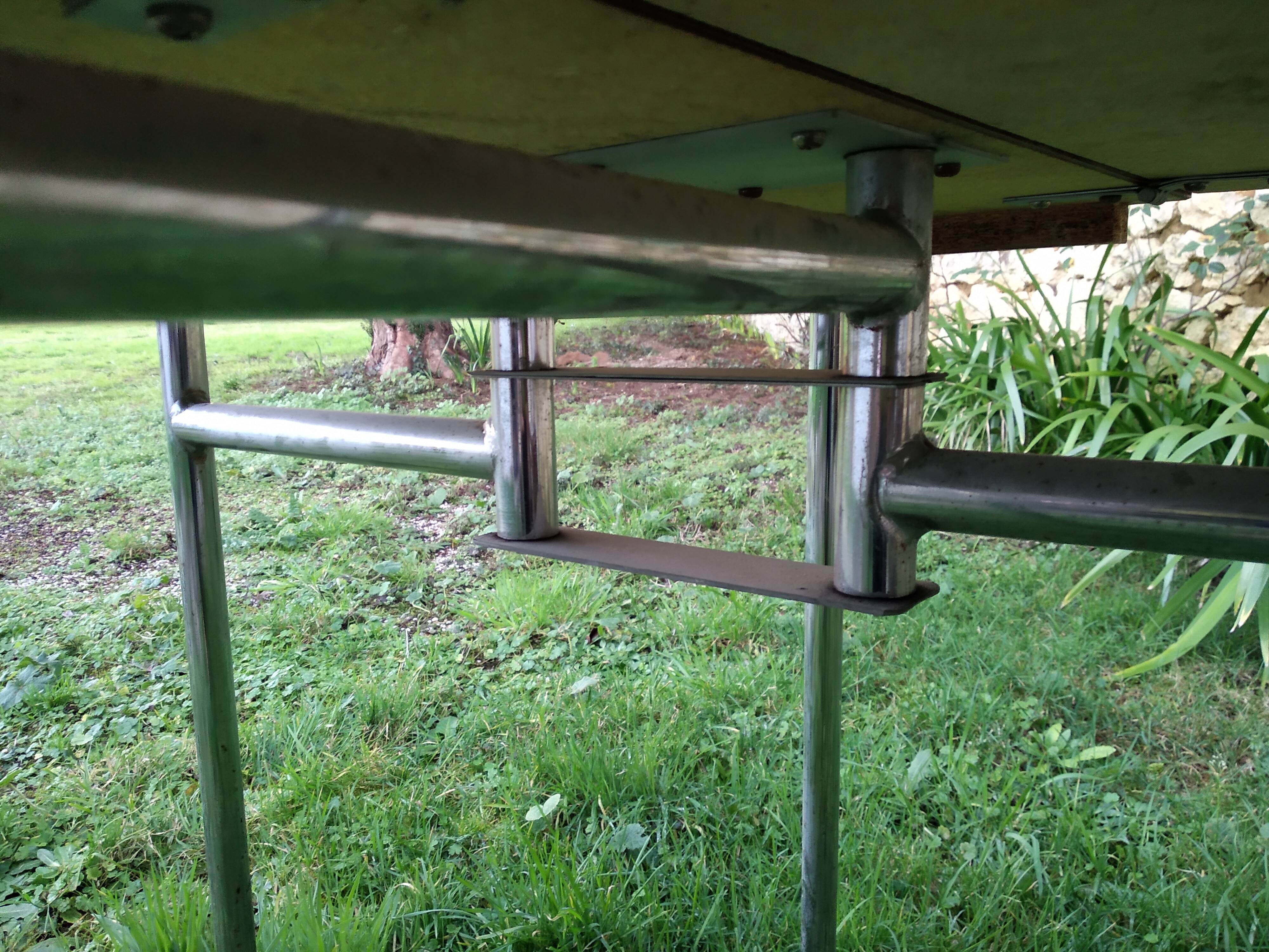 Foldable formica table