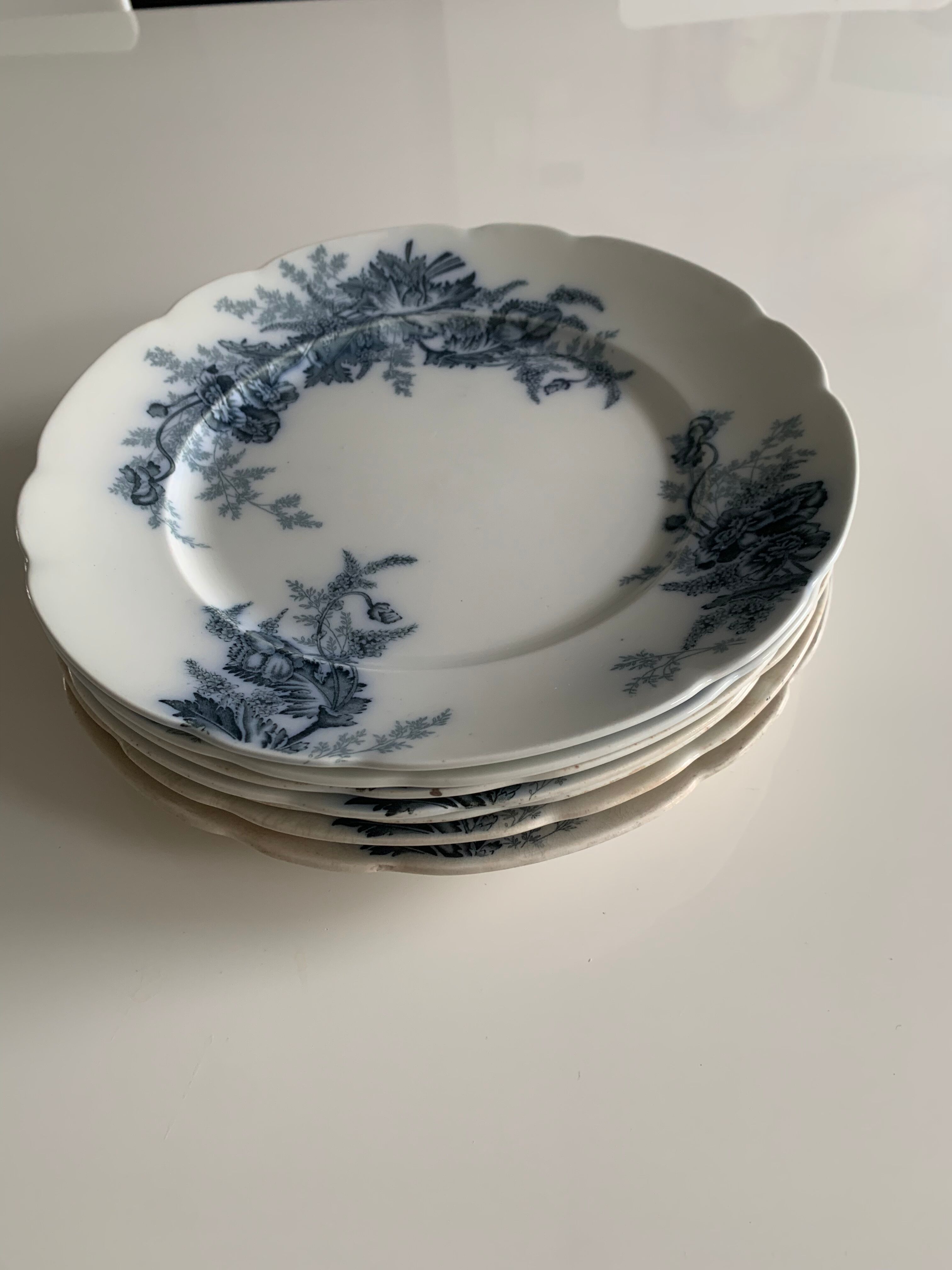 Set of seven flat plates in Johnson Bros English porcelain