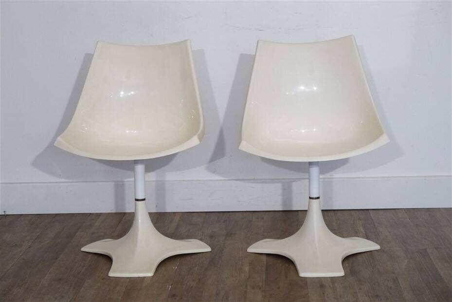 Pair of fiberglass chairs by Matti Suuronen