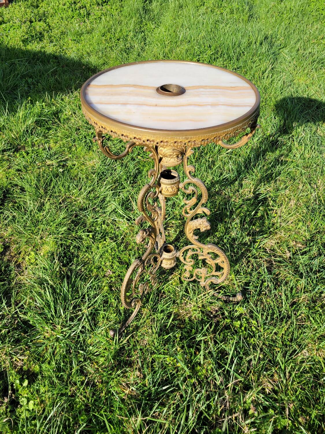 Round table in marble and gilded bronze