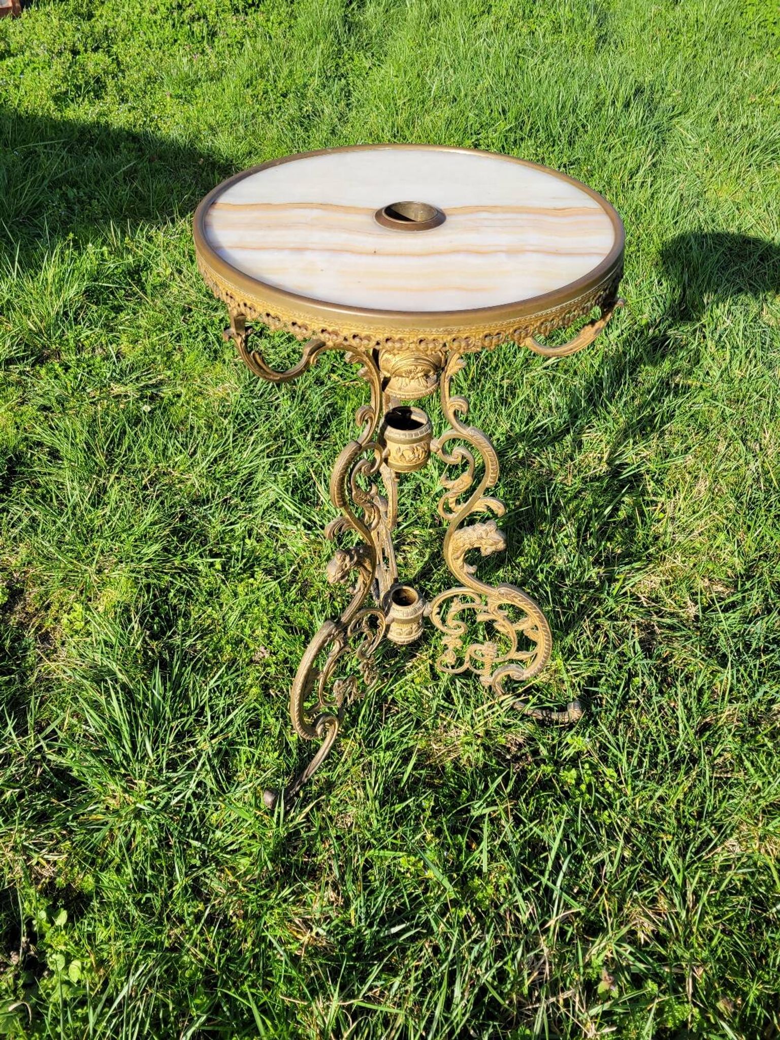 Table ronde en marbre et bronze doré